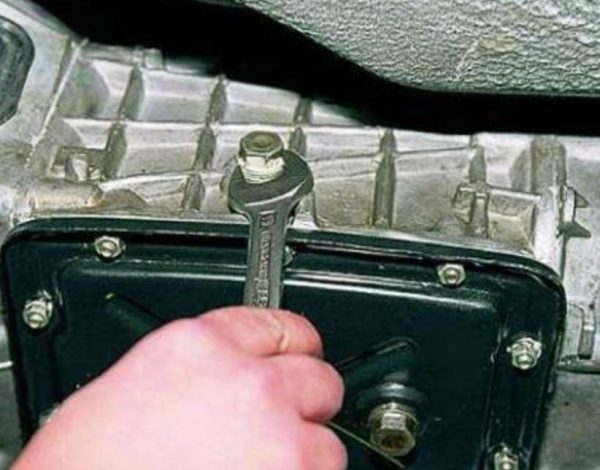 Откручивание пробки с доливного отверстия