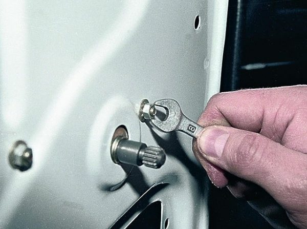 Гайки крепления стеклоподъёмника