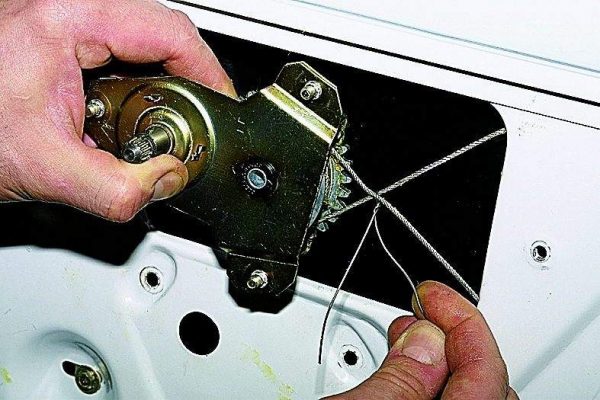 Закрепление троса проволокой при снятии стеклоподъёмника
