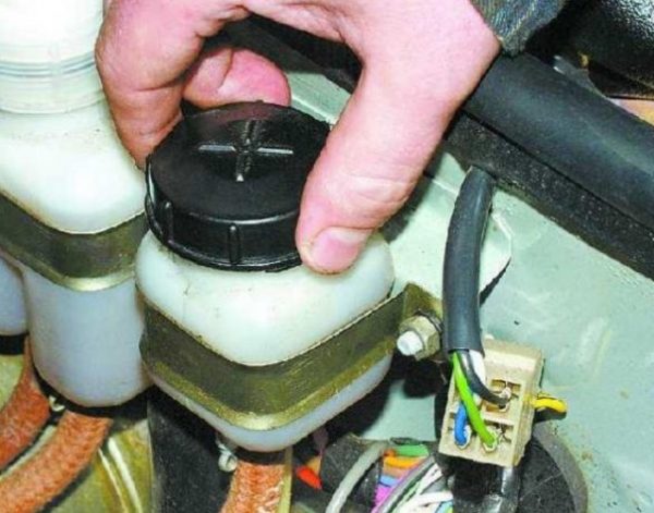 Открытие крышки тормозного бачка