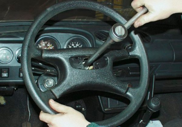Откручивание гайки крепления руля