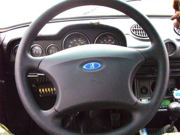 Логотип АвтоВАЗа на руле