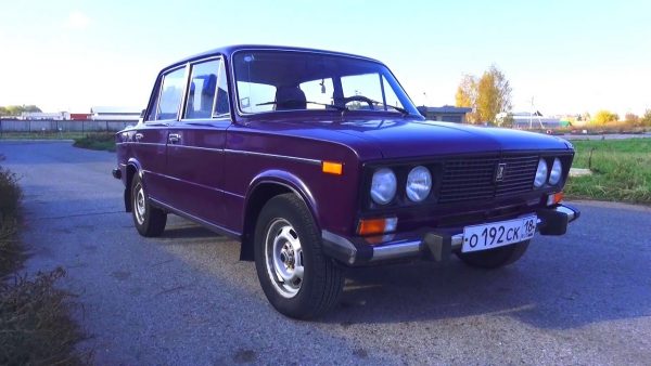 Передние колёса автомобиля стоят прямо