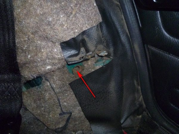 Отверстие на подкрылке